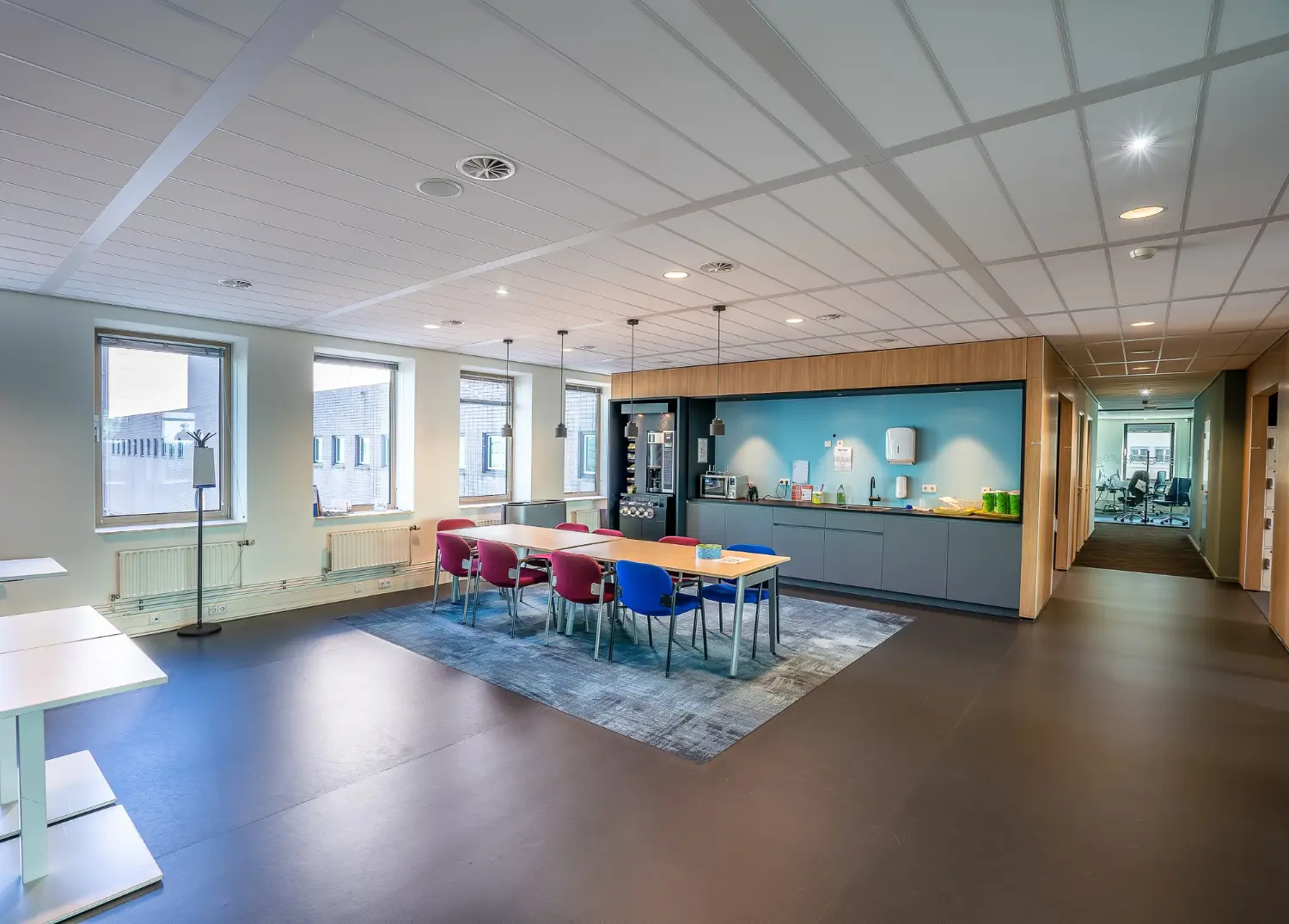 Espace de travail moderne et lumineux illustrant l'excellence opérationnelle Aspeo
